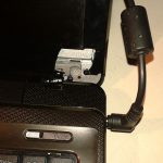 wyłamany zawias w laptopie uszkodzony zawias w laptopie wyłamał ramkę mocowania matrycy